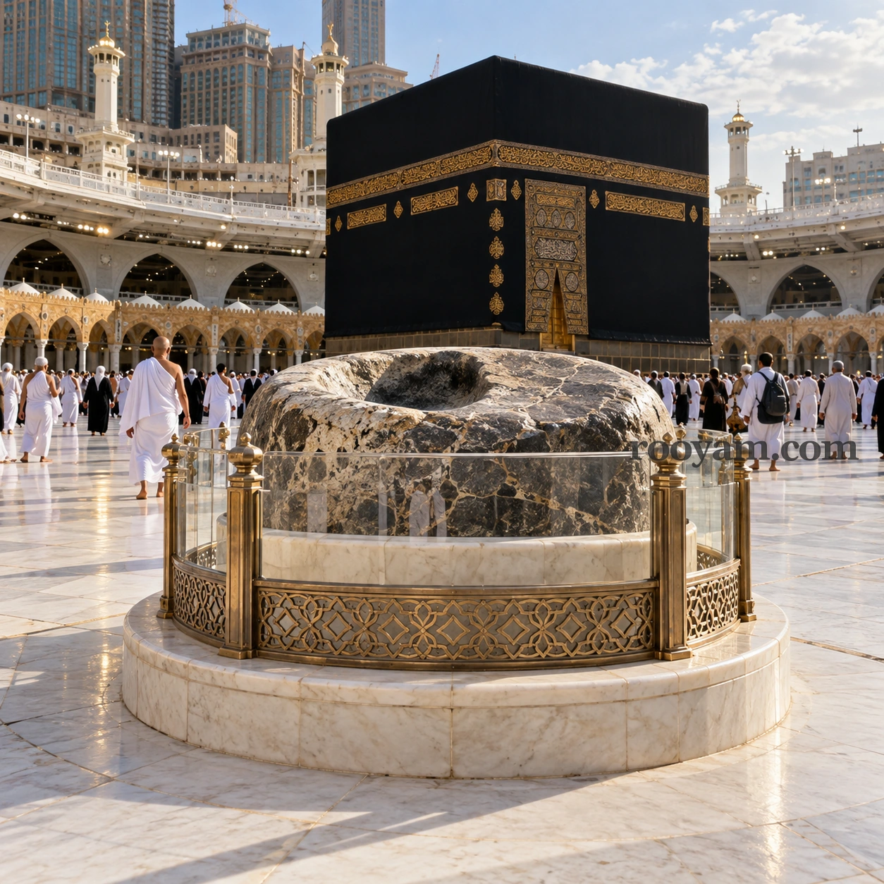 حجر إسماعيل في المنام: حجر كبير داكن أمام الكعبة، يحيط به الحجاج ومباني المسجد.