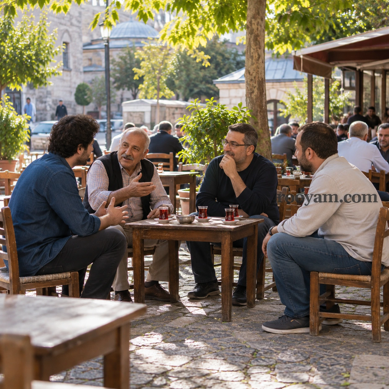 Rüyada Laf: dört erkek açık havada bir kafe masasında oturup sohbet ediyor ve çay içiyor.