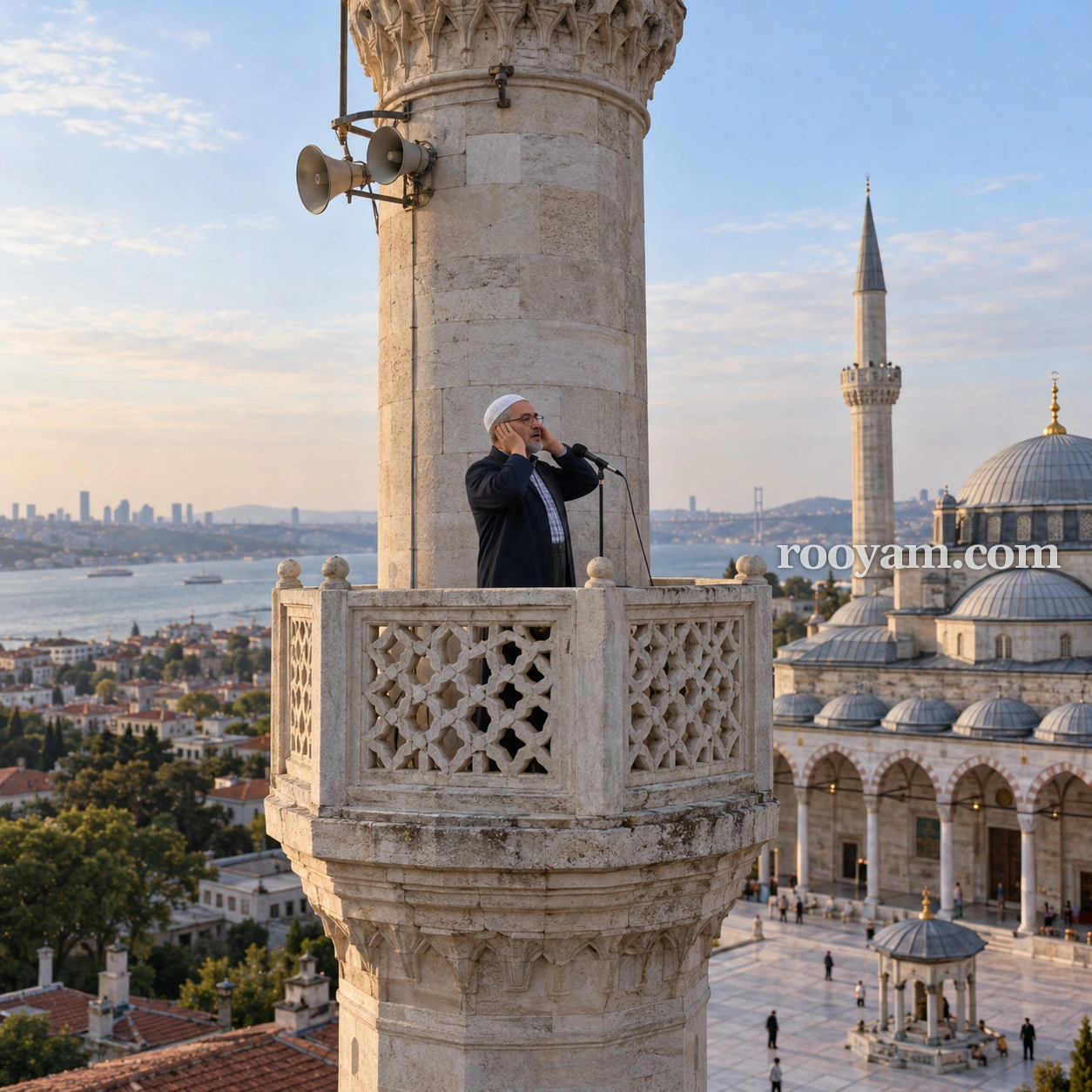 Rüyada Müezzin: bir adam cami minaresinin balkonunda ellerini kulaklarına kaldırmış şekilde duruyor.