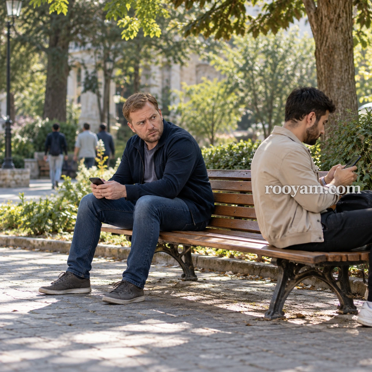 Rüyada Zan: parkta bir bankta oturan iki adam telefon tutuyor, biri diğerine yan gözle bakıyor.
