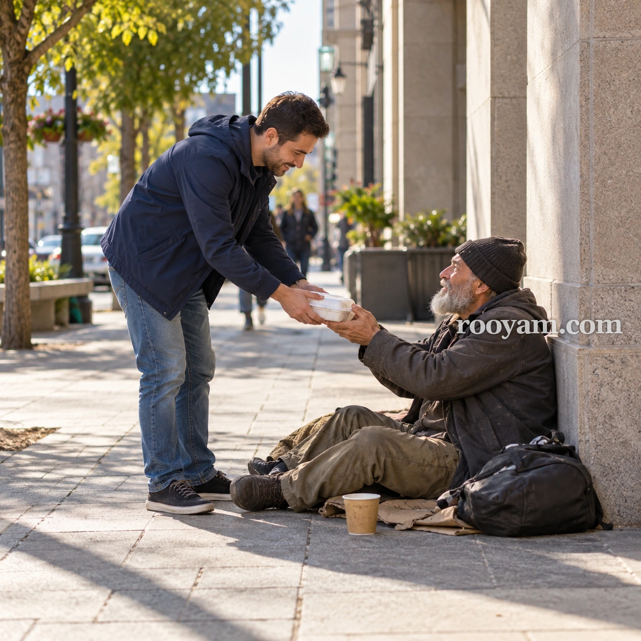 خدمة الفقراء في المنام: رجل يقدم علبة طعام لرجل مسن يجلس على الرصيف.